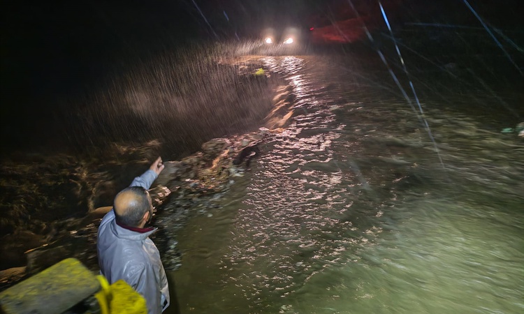 Sıcak Gündem: Bursa İnegöl'de taşan dere termal su yolunu kapattı, belediye çalışma başlattı: Gelişmeler Takip
