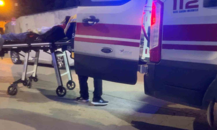 Sıcak Gündem: Bursa Mudanya'da kontrolden çıkan motosiklet otomobile çarptı, 2 kişi yaralandı