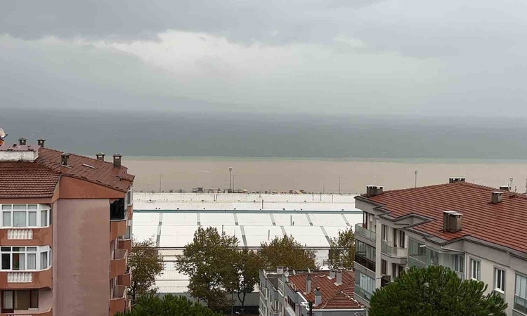 Sıcak Gündem: Bursa Mudanya'da sel suları çamuru denize taşıdı, deniz kahverengiye döndü