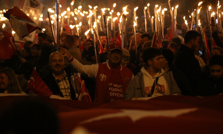 Sıcak Gündem: Çanakkale'de Valilikçe düzenlenen 29 Ekim fener alayına binlerce kişi katıldı ve Merak Edilenler