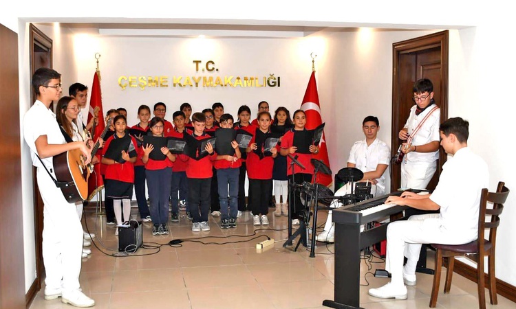 Sıcak Gündem: Çeşme'de Koridorda Müzik projesinin 5. yıl konserinde öğrenciler sahne aldı - Son Dakika Bilgile