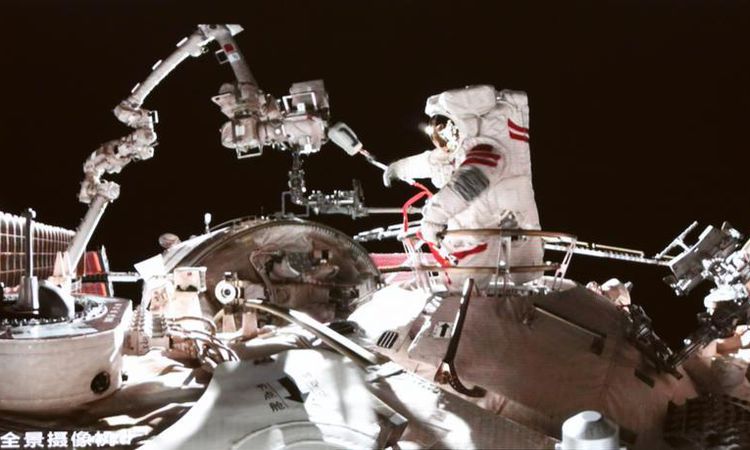 Sıcak Gündem: Çin'in Shenzhou-23 astronotları, ilk araç dışı faaliyetlerini tamamladı ve Merak Edilenler
