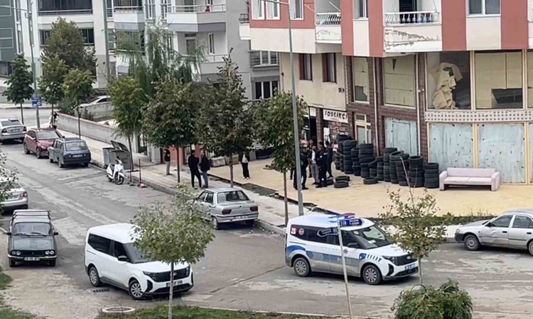 Sıcak Gündem: Çorum'da husumetlinin babasının iş yerine tüfekle ateş açan şahıs yakalanarak gözaltına sevk edi