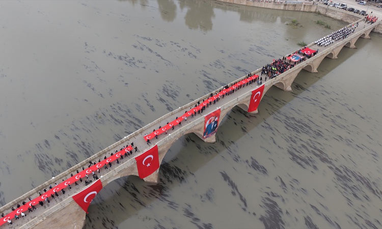 Sıcak Gündem: Çorum Osmancık'ta 103 metrelik bayrakla Bayrak Yürüyüşü yapıldı ve Merak Edilenler