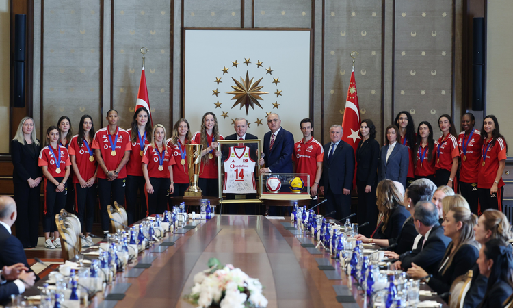 Sıcak Gündem: Cumhurbaşkanı Erdoğan, Avrupa Şampiyonu olan A Milli Kadın Voleybol Takımı'nı kabul etti: Gelişm