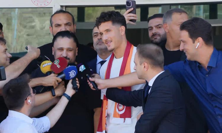 Sıcak Gündem: Deniz Gül İstanbul'da: Galatasaray'ın Yeni Transferi Taraftarla Buluştu