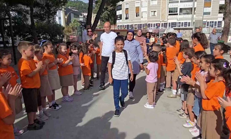 Sıcak Gündem: Denizli Buldan'da lösemi tedavisini bitiren Talha, okuluna dönünce alkışlandı. - Son Dakika Bilg