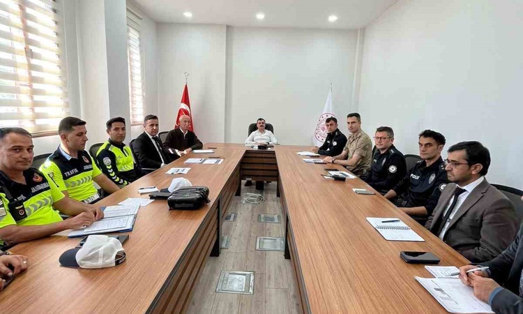 Sıcak Gündem: Diyarbakır Dicle'de okul güvenliği için Kaymakam Atış başkanlığında toplantı yapıldı: Gelişmeler