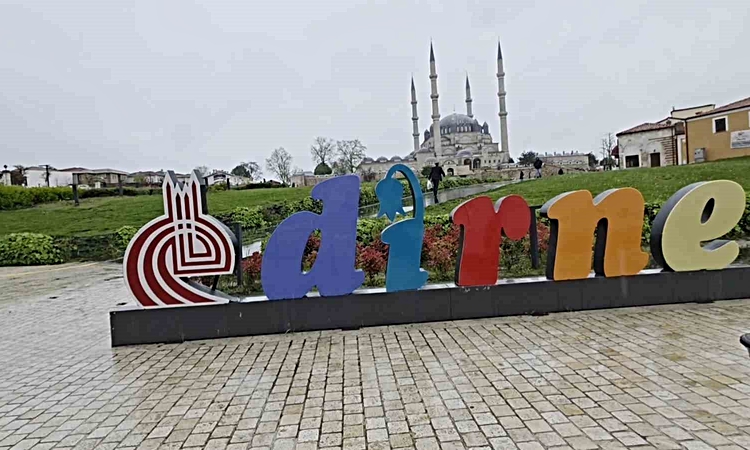 Sıcak Gündem: Edirne’de hava sıcaklığı 33 dereceden 17’ye gerileme kaydetti: Gelişmeler Takip Ediliyor