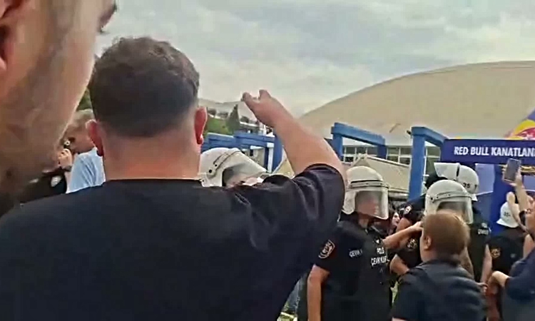 Sıcak Gündem: Ege Üniversitesi'nde karar protestosuna polis müdahale etti, 27 öğrenci gözaltında