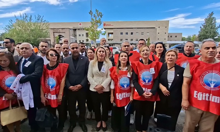 Sıcak Gündem: Eğitim-İş üyeleri, Osmaniye'de öldürülen öğretmen için valilik önünde protesto etti. - Son Dakik