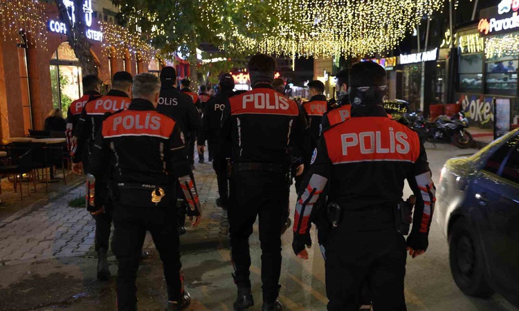 Sıcak Gündem: Elazığ'da polis, öğrenci yurtları ve kafeler çevresinde kimlik denetimi yaptı: Gelişmeler Takip