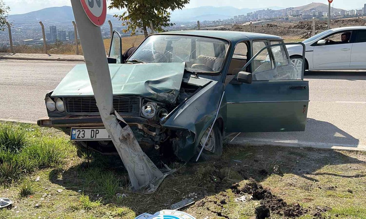 Sıcak Gündem: Elazığ'da refüjdeki aydınlatma direğine çarpan otomobilde 2 kişi yaralandı - Son Dakika Bilgiler