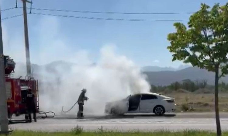 Sıcak Gündem: Erzincan’da bakım için servise götürülen otomobil yandı - Son Dakika Bilgileri