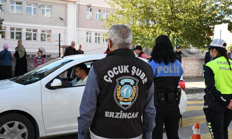 Sıcak Gündem: Erzincan'da okul çevresinde 4 servis aracı ve 28 sivil araç denetlendi - Son Dakika Bilgileri