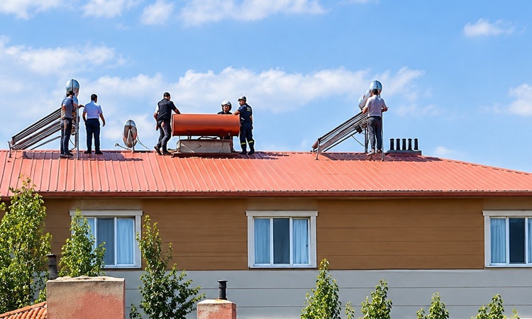 Sıcak Gündem: Erzincan Tercan'da bunalımdaki kişi apartman çatısında ikna edilerek indirildi: Gelişmeler Takip