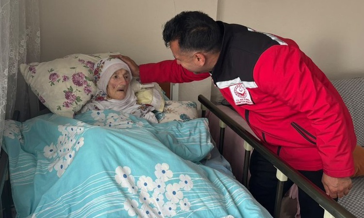 Sıcak Gündem: Erzurum İspir'de Aile ve Sosyal Hizmetler Müdürü, 114 yaşındaki Salli Nine'yi ziyaret etti ve Me