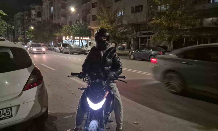 Sıcak Gündem: Eskişehir'de kadın sürücünün motosikletliye yönelmesi kask kamerasına yansıdı