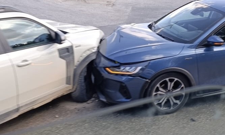 Sıcak Gündem: Eskişehir Odunpazarı'nda iki otomobil kavşakta çarpıştı; kaza anı kameraya yansıdı ve Merak Edil