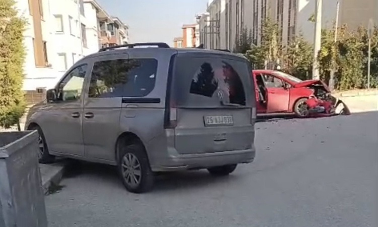 Sıcak Gündem: Eskişehir Tepebaşı'nda otomobil ile hafif ticari araç çarpıştı, maddi hasar oluştu ve Merak Edil