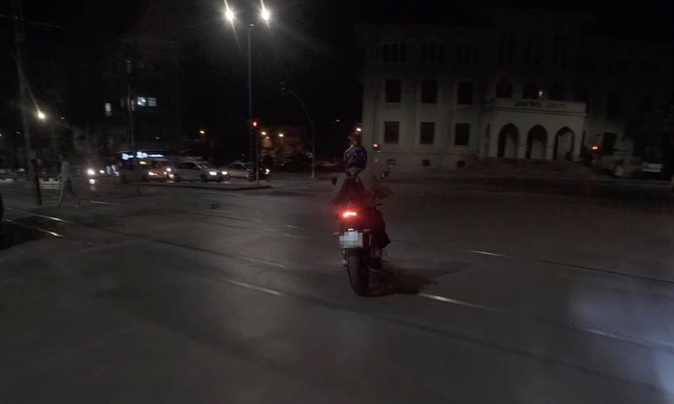 Sıcak Gündem: Eskişehir'de yolu şaşıran motosikletli ters yöne girdi, anlar kask kamerasında ve Merak Edilenle