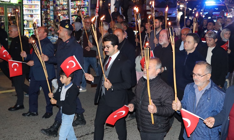 Sıcak Gündem: Ferizli'de Cumhuriyet'in 103. yılı için fener alayı düzenlendi | İşte Tüm Ayrıntılar