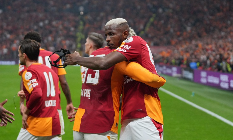 Sıcak Gündem: Galatasaray, Fenerbahçe derbisinin ilk yarısını Osimhen'in golleriyle 2-0 bitirdi ve Merak Edile