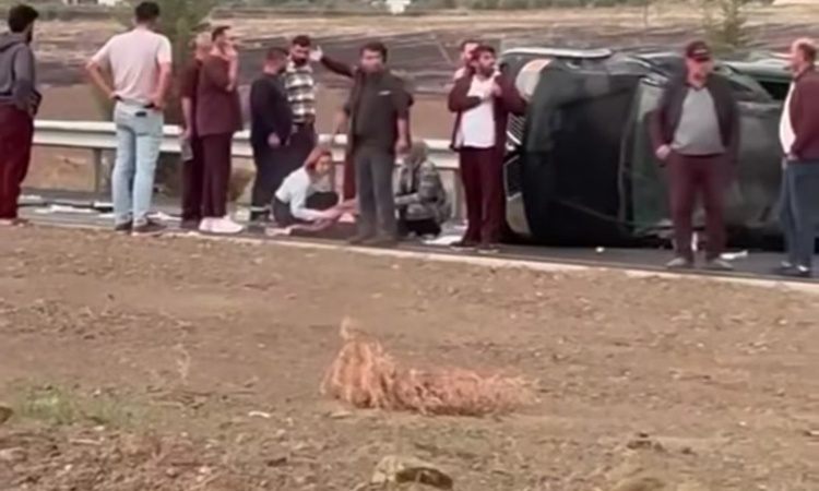 Sıcak Gündem: Gaziantep İslahiye'de refüjü aşan araç karşı şeride uçup yan yattı, 4 kişi yaralandı