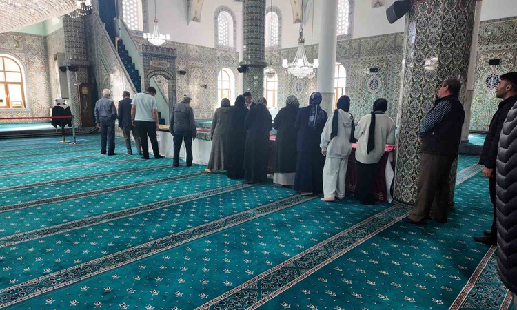 Sıcak Gündem: Gediz Ulu Camii'nde kutsal emanetler ziyarete açıldı, vatandaşlar akın etti - Son Dakika Bilgile