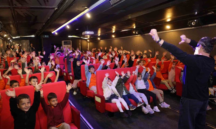 Sıcak Gündem: Gezen Sinema Tırı, Düzce Kaynaşlı'da köy okulu öğrencilerine sinema keyfi yaşattı