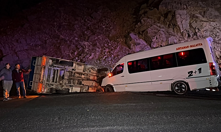 Sıcak Gündem: Giresun'da minibüs ile kamyonetin çarpıştığı kazada 23 kişi yaralandı