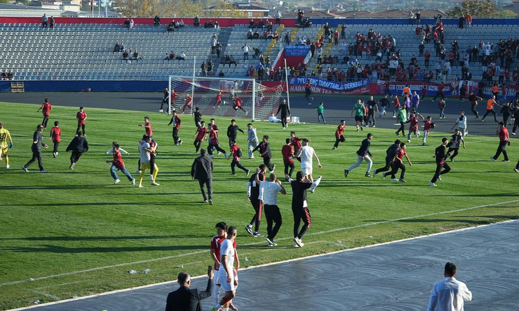 Sıcak Gündem: golünde saha karıştı: Hepsi birden futbolculara koştu | İşte Tüm Ayrıntılar