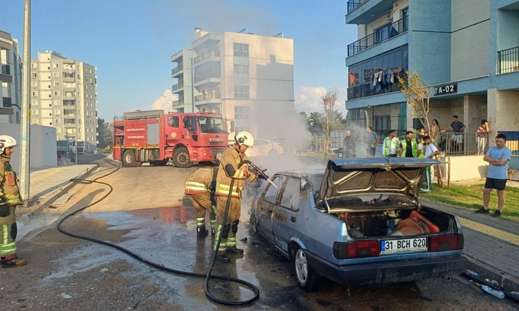 Sıcak Gündem: Hatay İskenderun'da park halindeki Tofaş'ın motoru alev aldı, araç kullanılmaz hale geldi: Geliş
