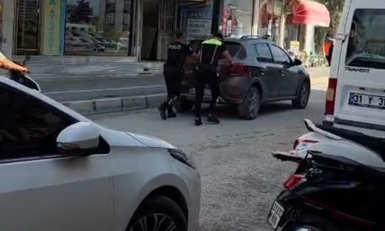 Sıcak Gündem: Hatay Samandağ'da arızalanan otomobili 2 polis iterek yol kenarına götürdü - Son Dakika Bilgiler