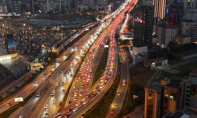 Sıcak Gündem: İş çıkışı İstanbul'da trafik yoğunluğu yüzde 72'ye ulaştı, D-100'de kuyruklar oluştu ve Merak Ed
