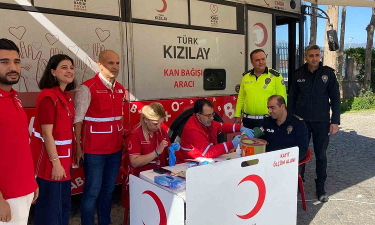 Sıcak Gündem: İslahiye'de emniyet personeli, Kızılay'ın mobil aracında kan bağışladı