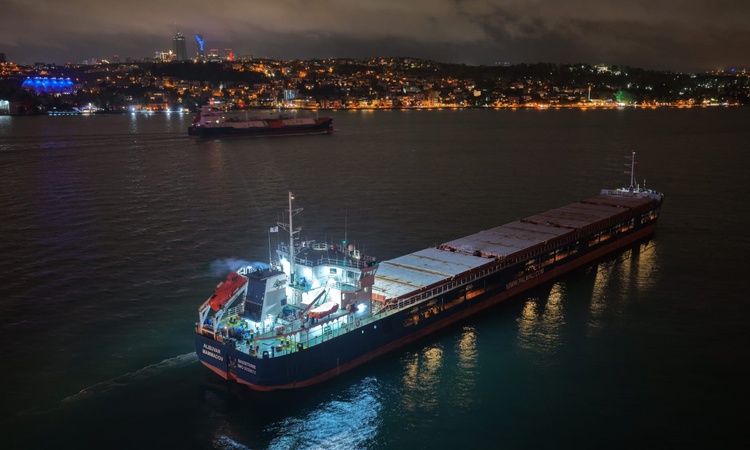 Sıcak Gündem: İstanbul Boğazı'nda arıza yapan gemi nedeniyle trafik çift yönlü askıya alındı: Gelişmeler Takip