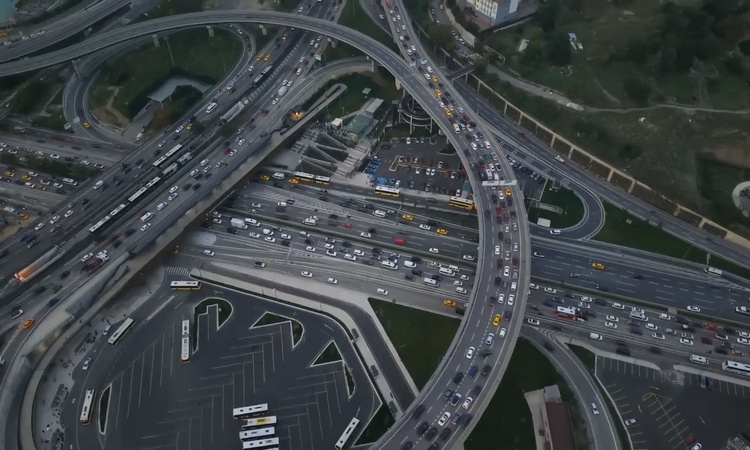 Sıcak Gündem: İstanbul'da iki maç öncesi trafik yoğunluğu saat 18.15'te yüzde 72'ye ulaştı - Son Dakika Bilgil