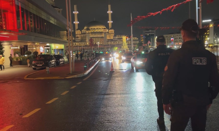 Sıcak Gündem: İstanbul'da polis helikopteri desteğiyle 'Huzur İstanbul' denetiminde GBT yapıldı - Son Dakika B