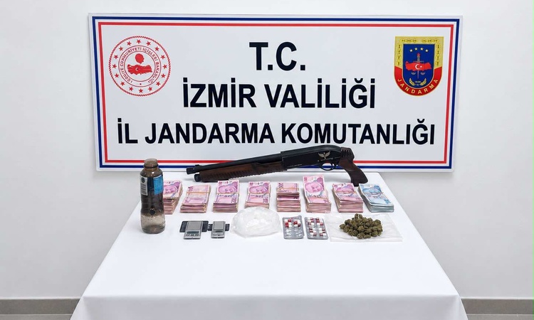 Sıcak Gündem: İzmir Karşıyaka'da operasyonda 30 gram kokain ve ruhsatsız av tüfeği ele geçirildi | İşte Tüm Ay