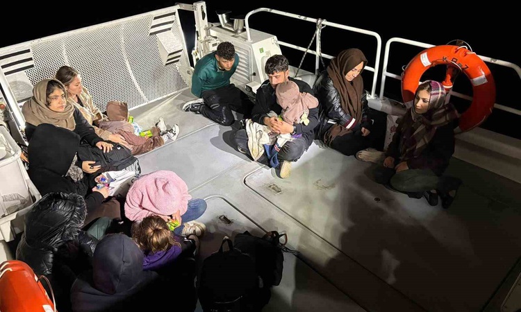 Sıcak Gündem: İzmir Seferihisar açıklarında bebek ve çocuklarla 13 düzensiz göçmen yakalandı - Son Dakika Bilg