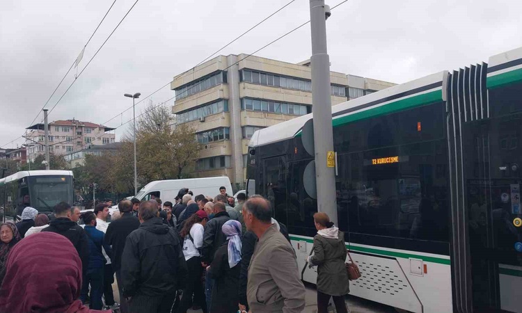 Sıcak Gündem: İzmit'te Milli İrade Meydanı'nda tramvay 2 kadına çarptı, biri ağır yaralandı ve Merak Edilenler