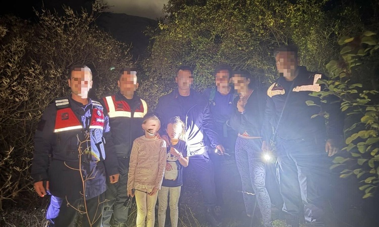 Sıcak Gündem: Jandarma, Kuşadası'da doğa gezisinde kaybolan 4 kişilik Alman aileyi gece buldu: Gelişmeler Taki