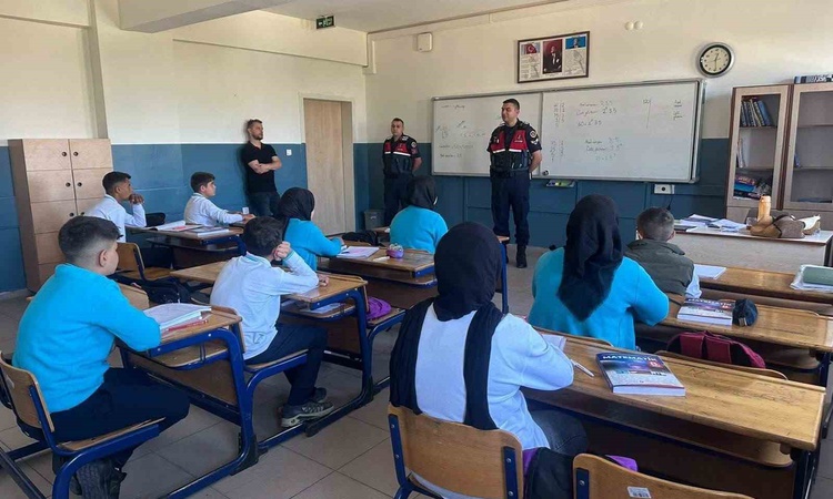 Sıcak Gündem: Jandarmadan 3 farklı okulda öğretmen ve öğrencilere yönelik seminer ve Merak Edilenler