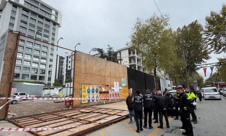 Sıcak Gündem: Kadıköy Suadiye'de inşaat koruma kaplaması 2 kişinin üzerine devrildi, 2 yaralı var | İşte Tüm A