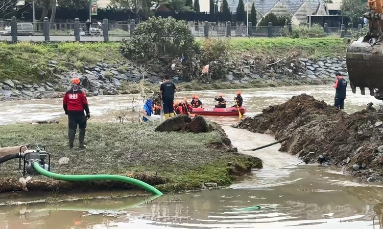 Sıcak Gündem: Kağıthane'de belediye önündeki gölette suyu dereye aktarmak için kanal açıldı: Gelişmeler Takip