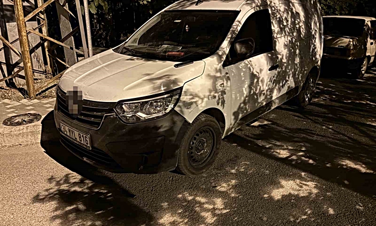 Sıcak Gündem: Kamyonet çift taraflı park edilen yolda bir araca çarpıp, bir otomobilin de aynasını kırdı - Son