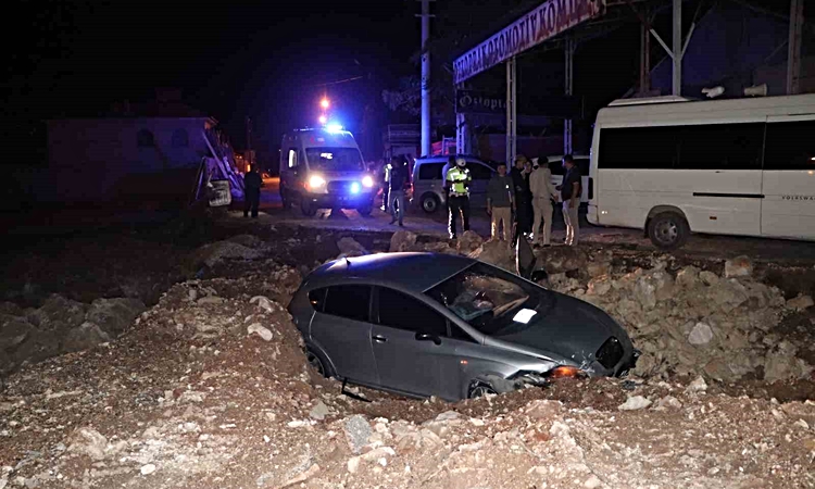 Sıcak Gündem: Karaman'da inşaatın kazı alanına uçan otomobilde 2 kişi yaralandı | İşte Tüm Ayrıntılar