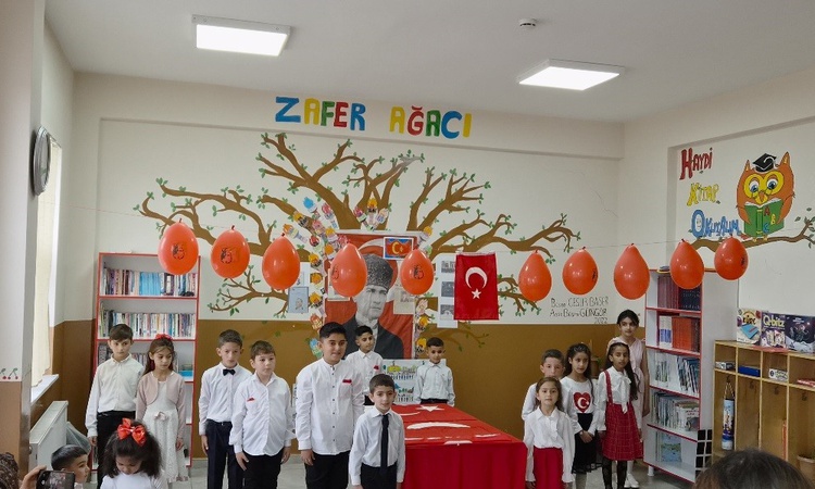Sıcak Gündem: Kars Boğazköyü İlkokulu öğrencileri 103'üncü yıl için 10 kıtalık marşı ezberledi