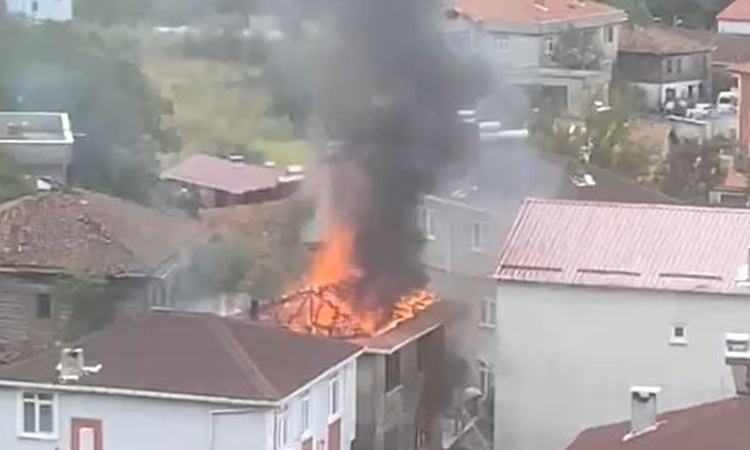Sıcak Gündem: Kastamonu Cide'de 2 katlı ev yangında kullanılamaz hale geldi, fındıklar da yandı - Son Dakika B